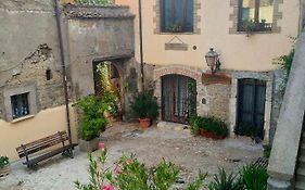 Il Cortile Del Castello